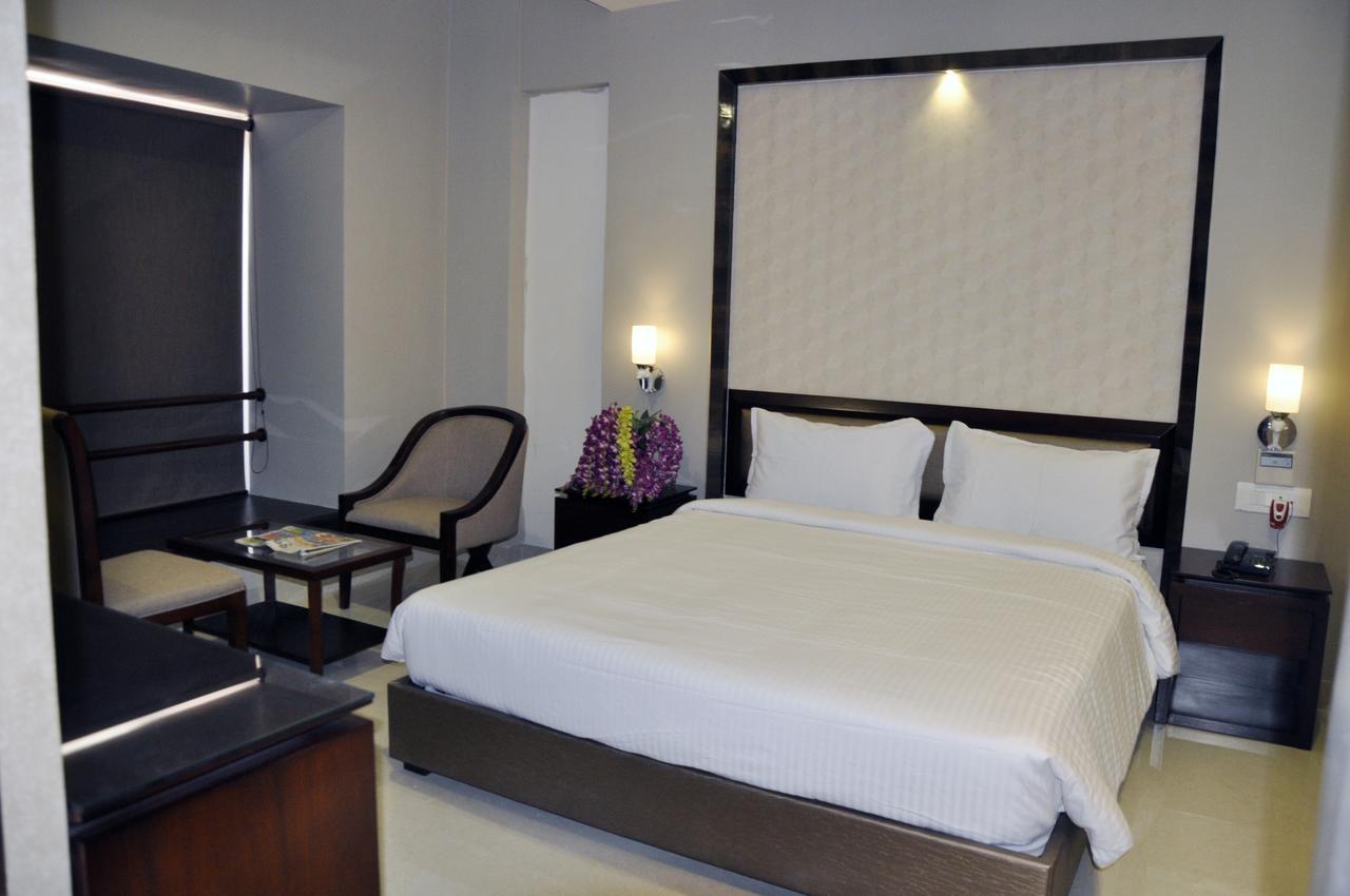 Hotel Dolphin Sambalpur Exterior foto